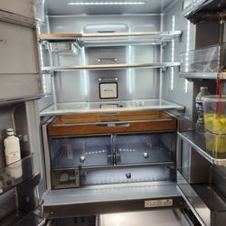 Un Refrijerador Tres Puertas KitcnenAid 90 Dias De Garantia Se Yeva Adomisilio
