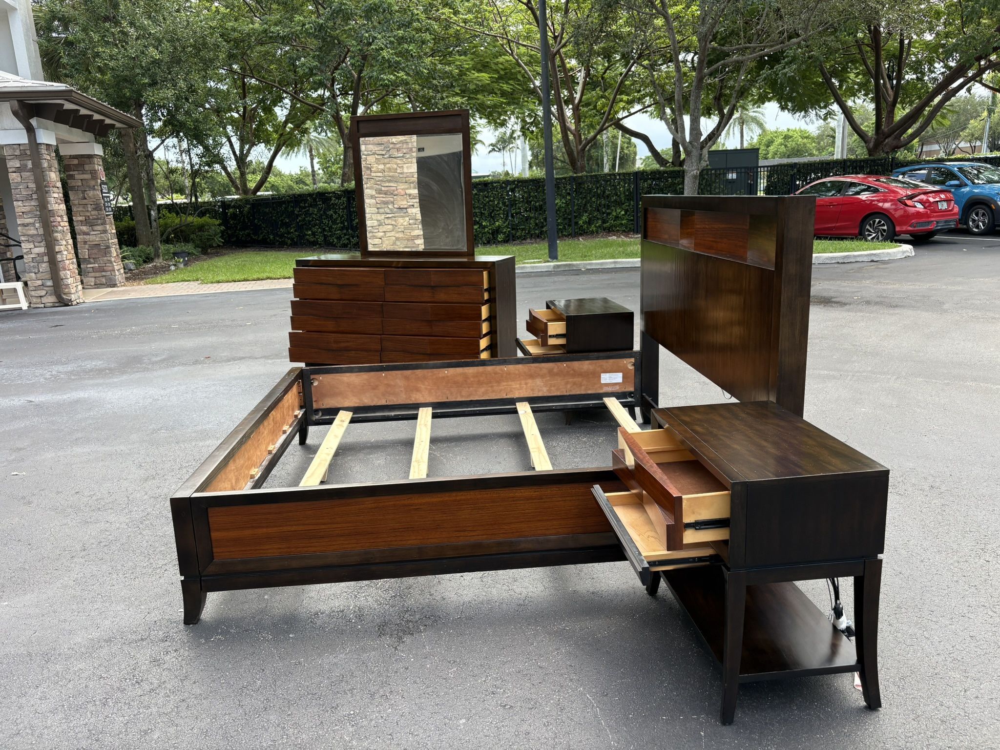 Beautiful Bedroom Set King Size Real Wood Dark Brown Color In Excellent Condition
