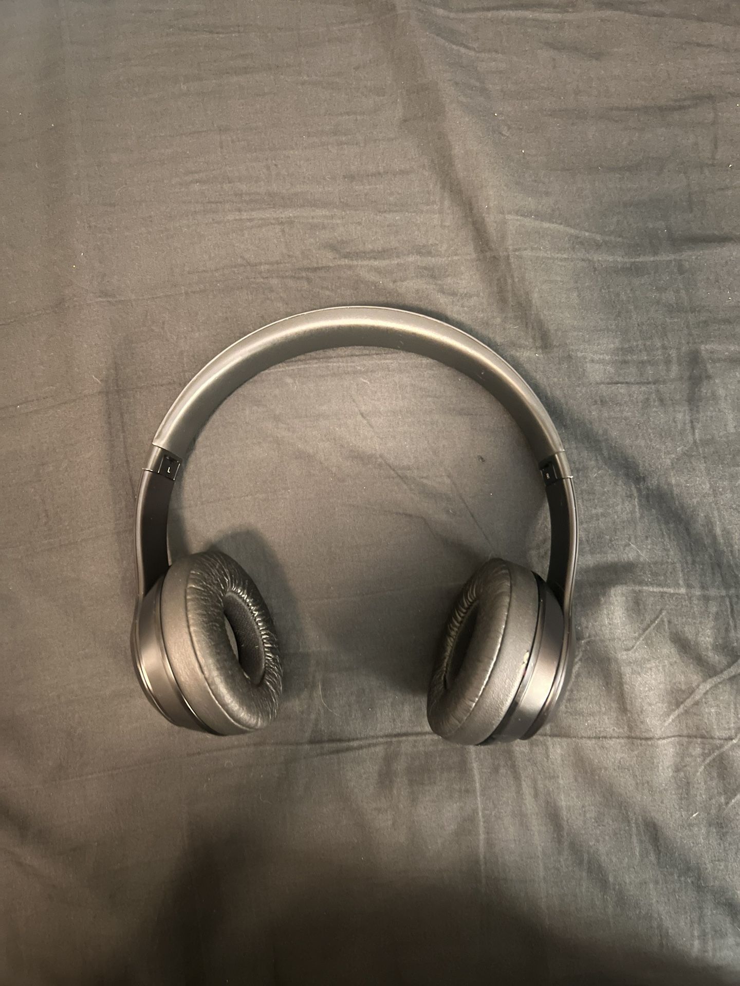 BLACK BEATS SOLO 3’s