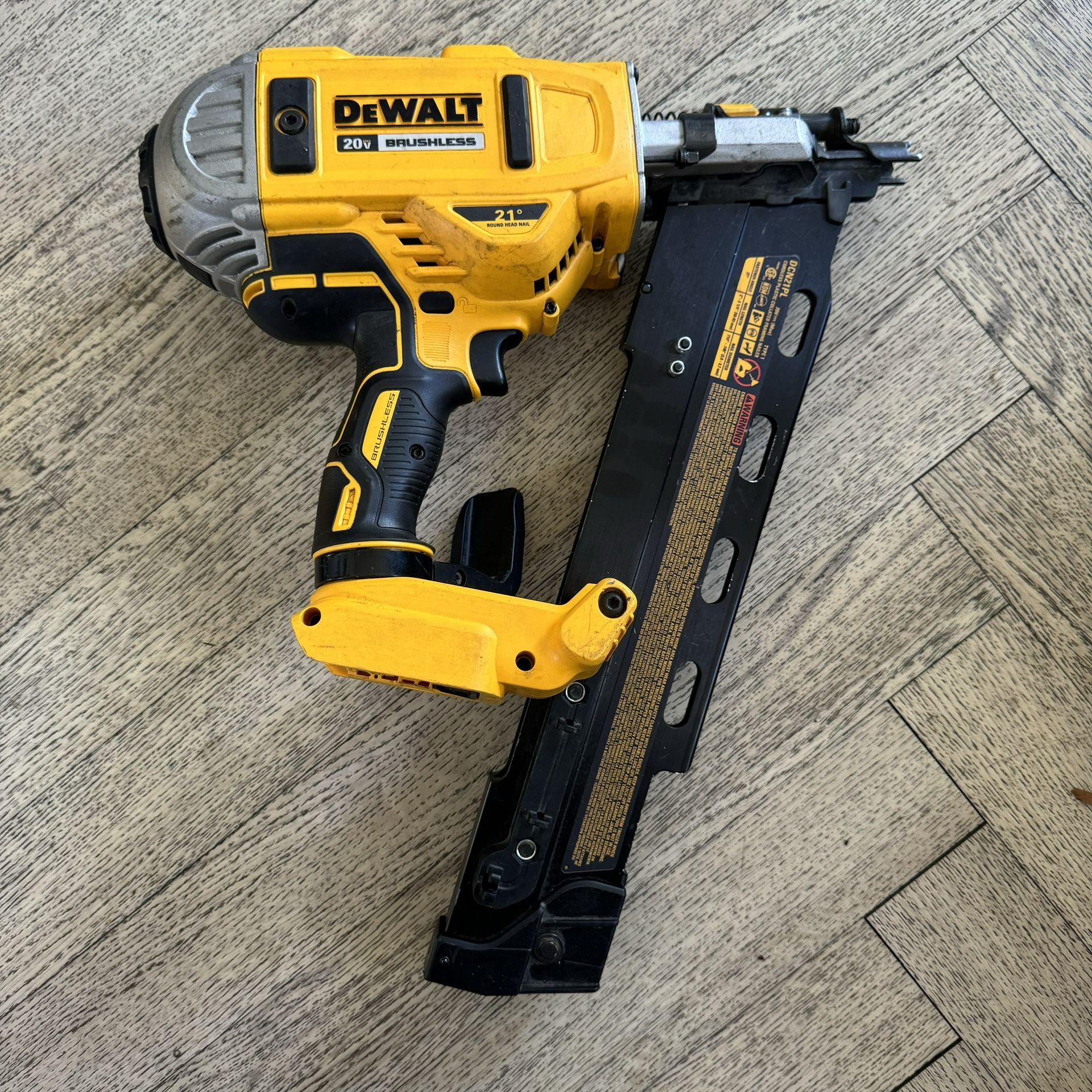 Dewalt 20V MAX Plastic Collated Cordless Framing Nailer Kit DCN21PLM1