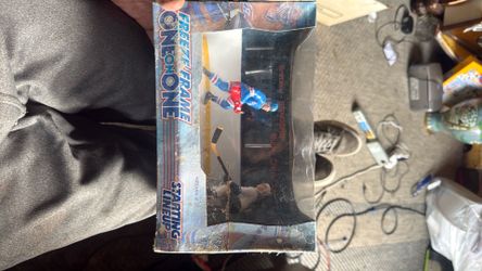 Hockey Gretzky and Bure in box figures