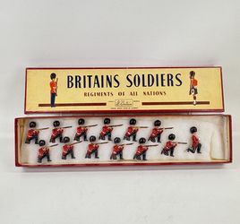 W. Britain The Coldstream Guards Kneeling Firing With Officer Set