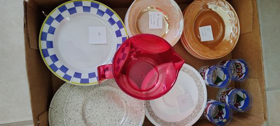 Small plates,measure and 4 small glass Christmas