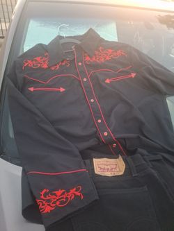 (2) mens 42×30  501 Levis with( 2) button up shirts (a( 1) pair of size 42 501 Levi shorts.