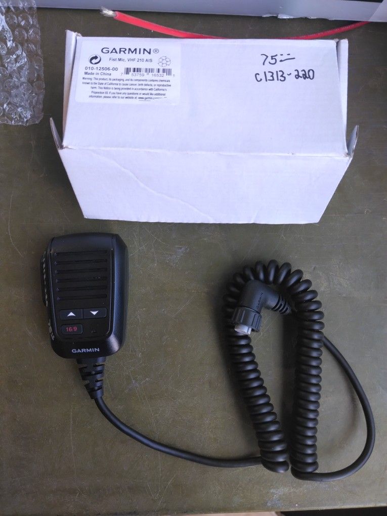 C1313 220 New In The Box Garmín Fist Mic VHF 210 AIS 10112506 00-