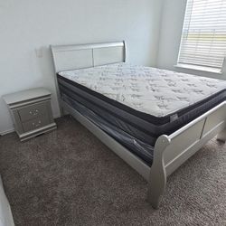Full Bedroom Set/Dresser,mirror, Nightstand