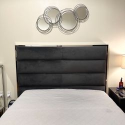 Modern Queen Bedroom Set Going For 800 or a good offer  (Must Go by May 18)