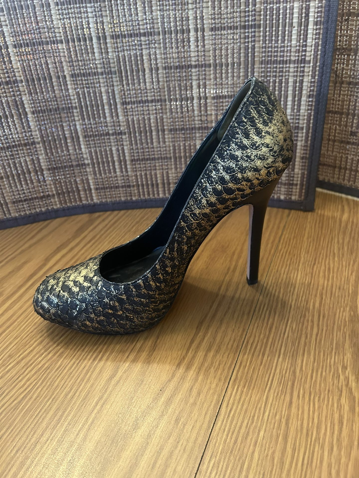 Black & Gold Dolce Vita Pumps - Size 8.5