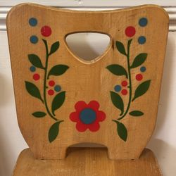VINTAGE WOODEN CHILD CHAIR