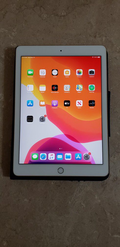 IPAD PRO 9.7" MODEL MLPY2LL/A UNLOCKED  WIFI + 4G LTE + PROTECTIVE CASE & CHARGER!! BOTH IMEI CLEARED AND ICLOUD UNLOCKED!!