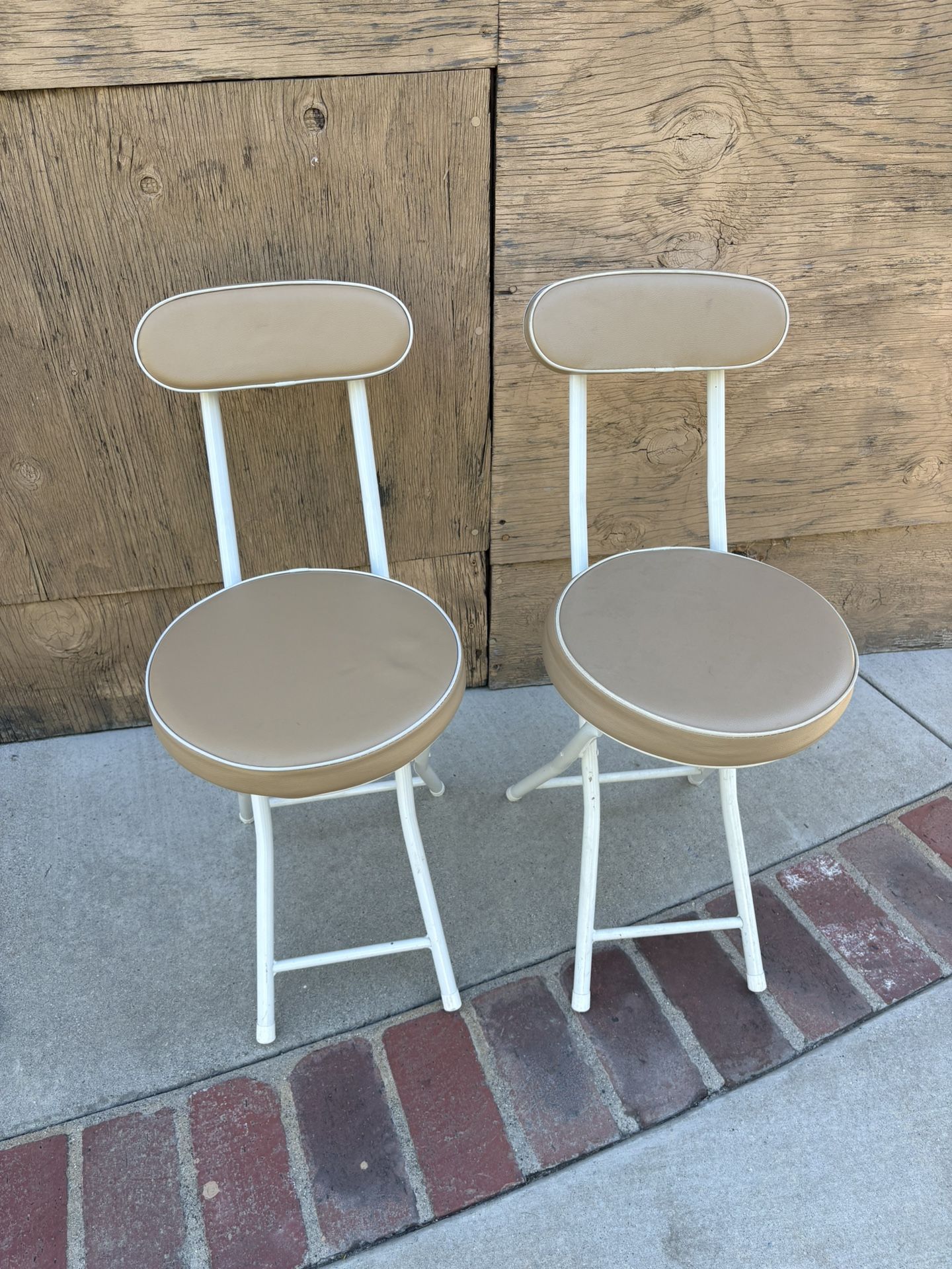 Folding Chairs With Padded Backrest and Round Cushion