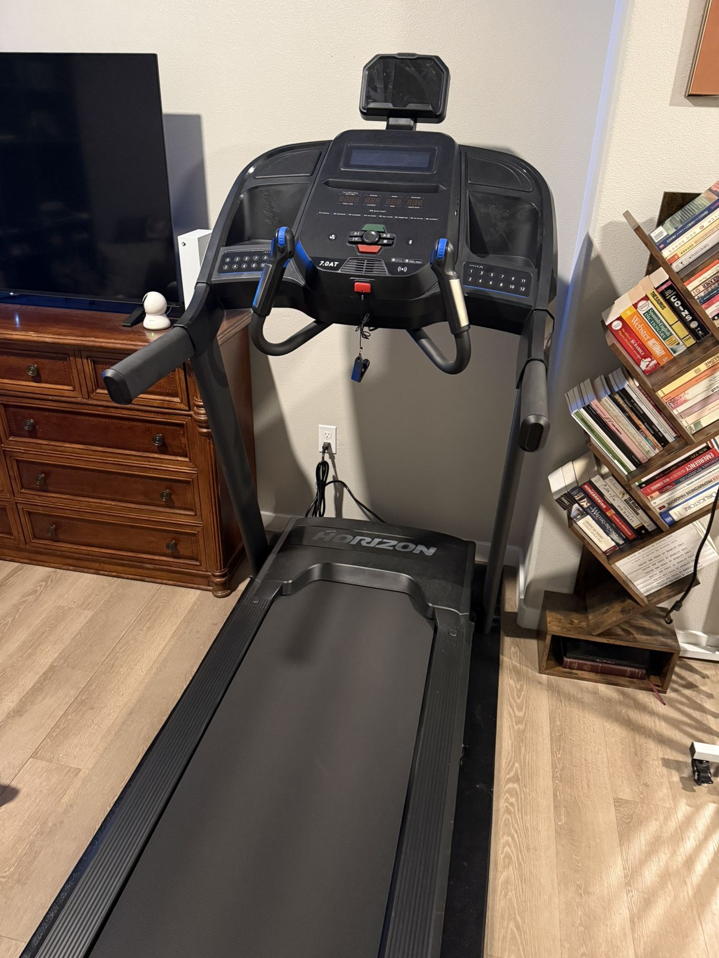 LIKE NEW HORIZON TREADMILL 7.0AT
