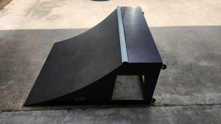 Skate ramp on movable casters