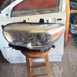 2016 Toyota Tacoma Left headlight