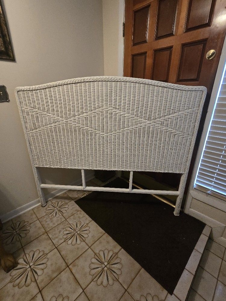 Rattan WICKER QUEEN SIZE HEADBOARD AND VANITY MIRROR