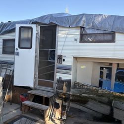 Fifth Wheel Trailer 1990