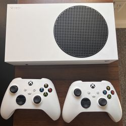 Xbox Series S, 512GB and Two Controllers