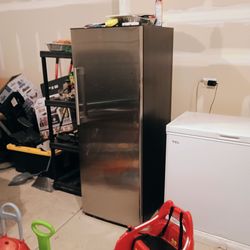 Free small fridge ( does not work)