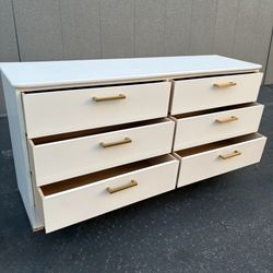 BEAUTIFUL WHITE 6 DRAWER DRESSER WITH GOLD KNOBS💫