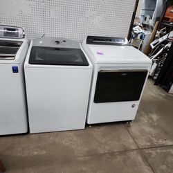Whirlpool And Kenmore Large Capacity Washer And Dryer Set 