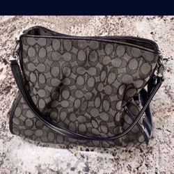 Purses  Mk And Coach in good condition $60 each Or $100 Por Las 2