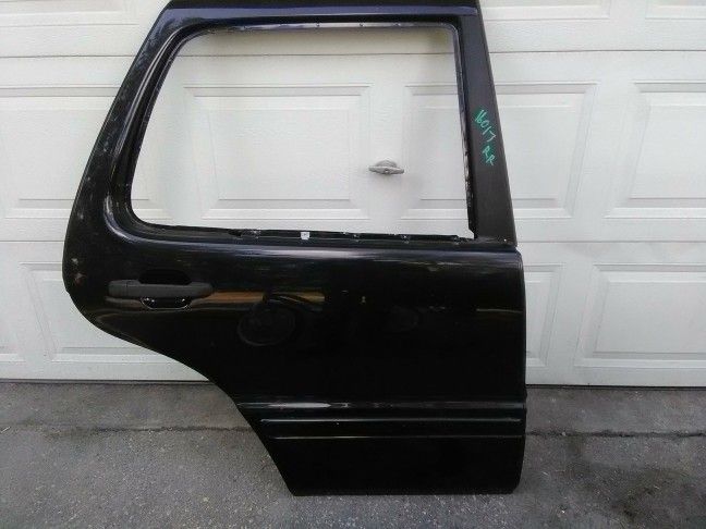 TWO MERCEDES ML320 PASSENGER SIDE DOORS