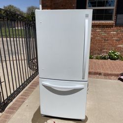 Nice White Working Refrigerator Fridge 