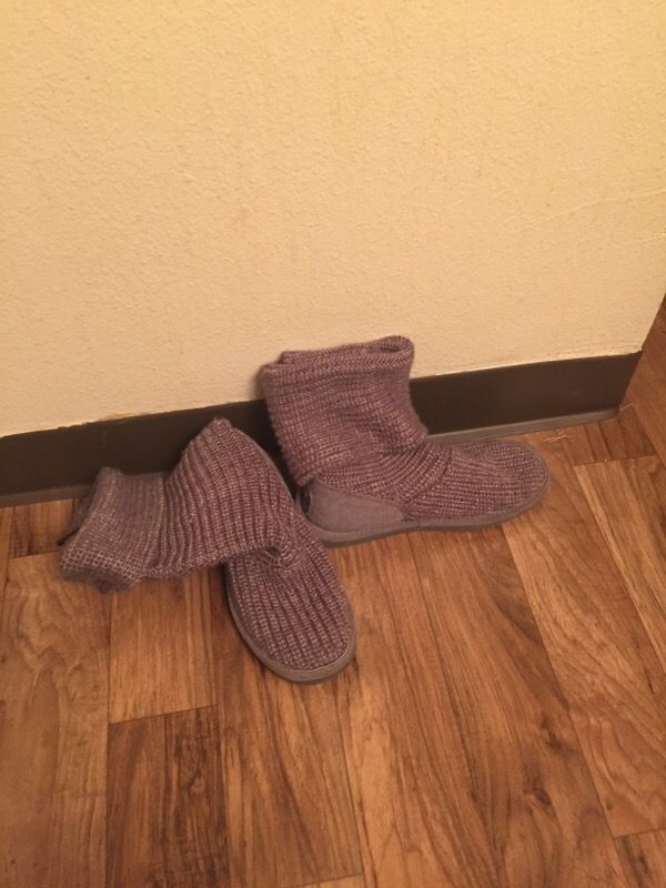 Size 8 gray bear paw boots