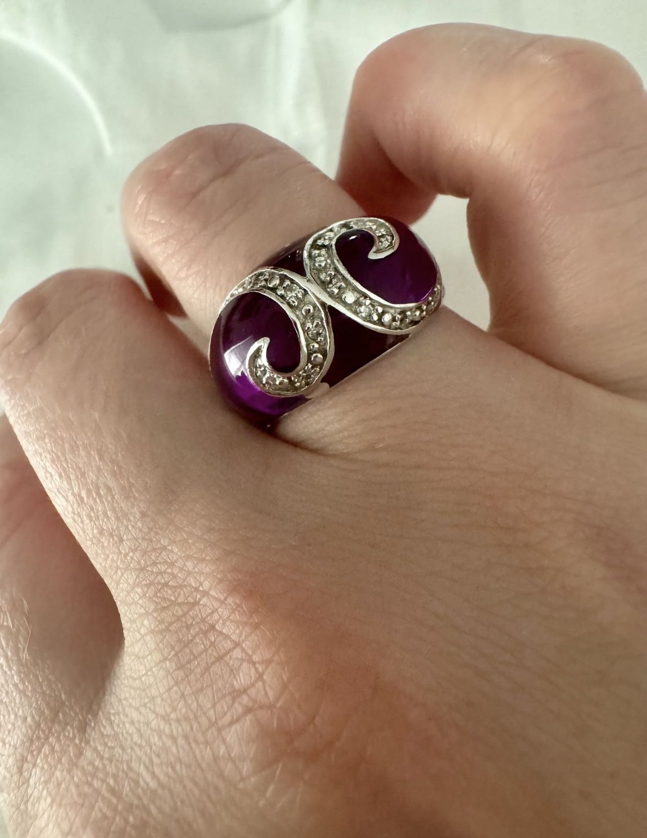 Vintage 925 sterling silver rhinestones purple ring size 8 In great condition