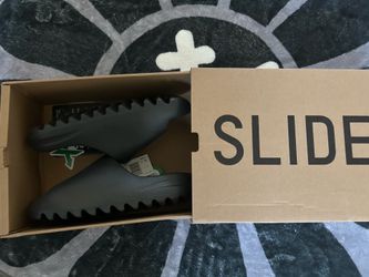 Yeezy slides Size 9