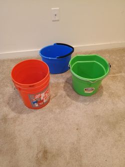 Three buckets/miscellaneous tools/microfiber rags yellow blue