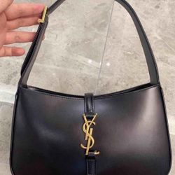 YSL LE5à7 Hobo Bag In Smooth Leather Black