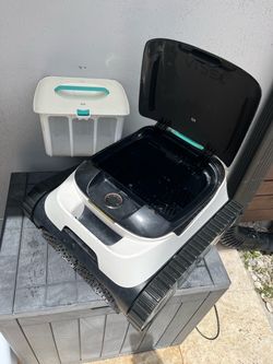 Pool robot vacuum