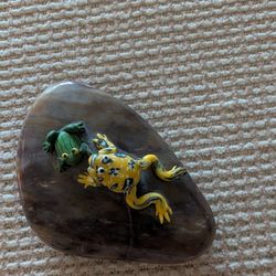 FROG FIGURINES MOUNTED ON A POLISHED STONE