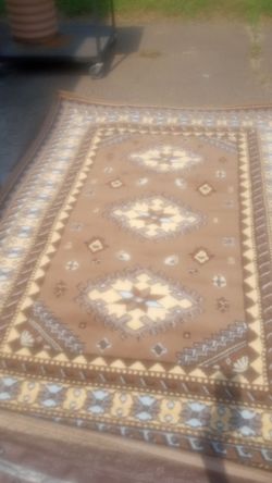 New 5/7 area rug