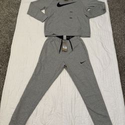 Brand New Nike Sweatsuit Size Medium 