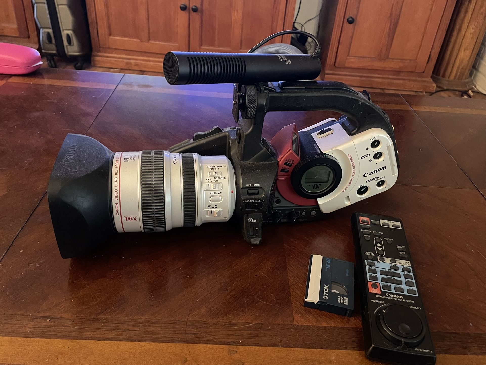 Tested Working Canon XL1S Mini DV Camcorder Video Camera W/Lens, Battery