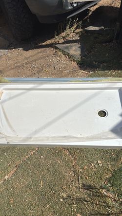 Shower pan base with right drain and glass doors