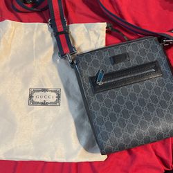 Gucci Messenger Bag, black/grey for Sale in Staten Island, NY - OfferUp