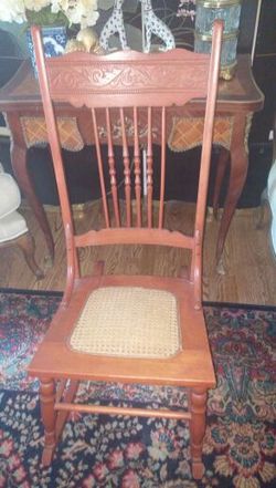 LOVELY WOODEN ROCKING CHAIR