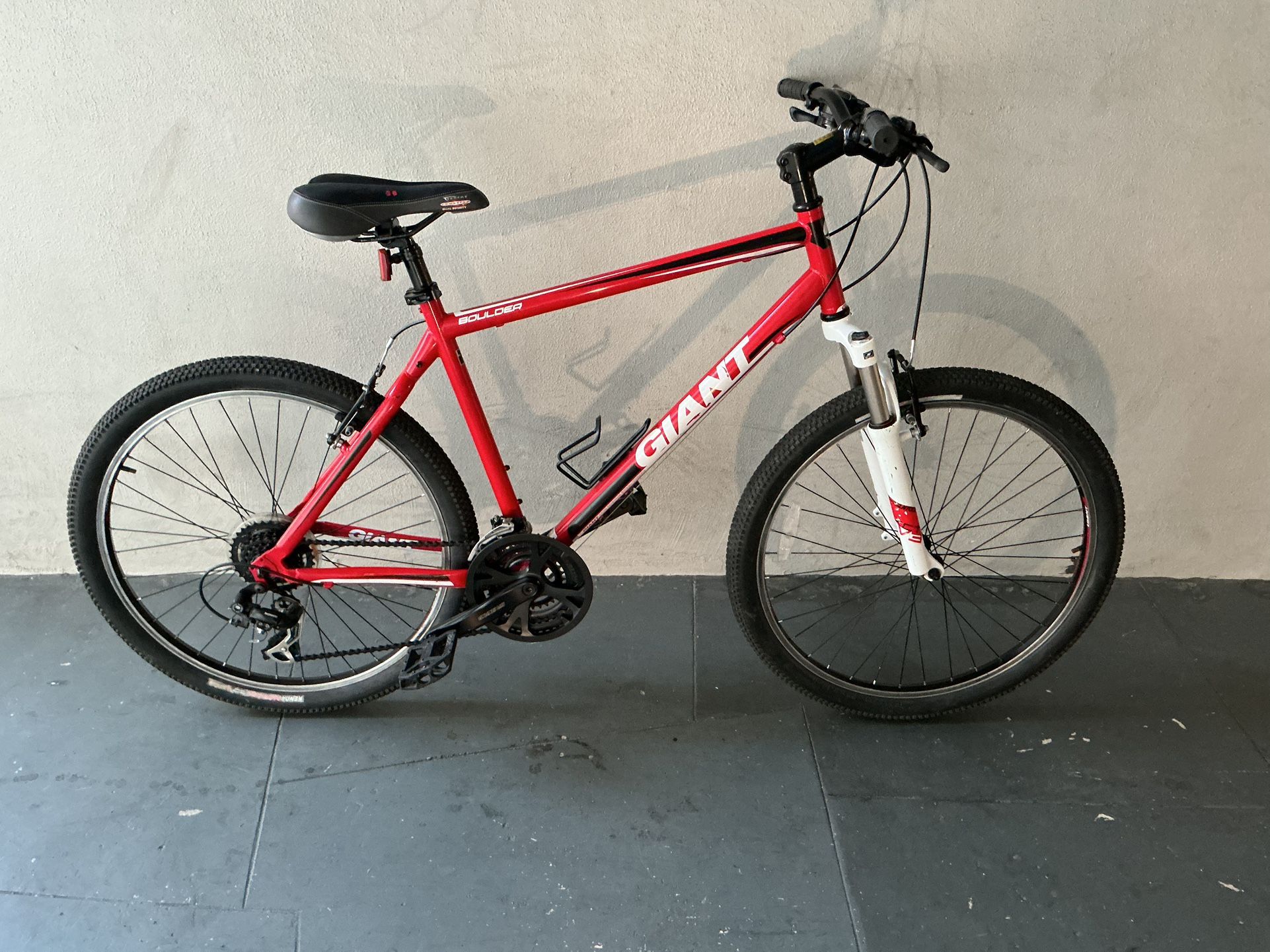 BICYCLE GIANT 21 SPEED SIZE 26 BRAND NEW