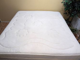 Ki,ng Ma,ttress 15" – Denver Matt,ress Co. "Vail" (Medium Soft) – Excellent Condition.
Free delivery.
