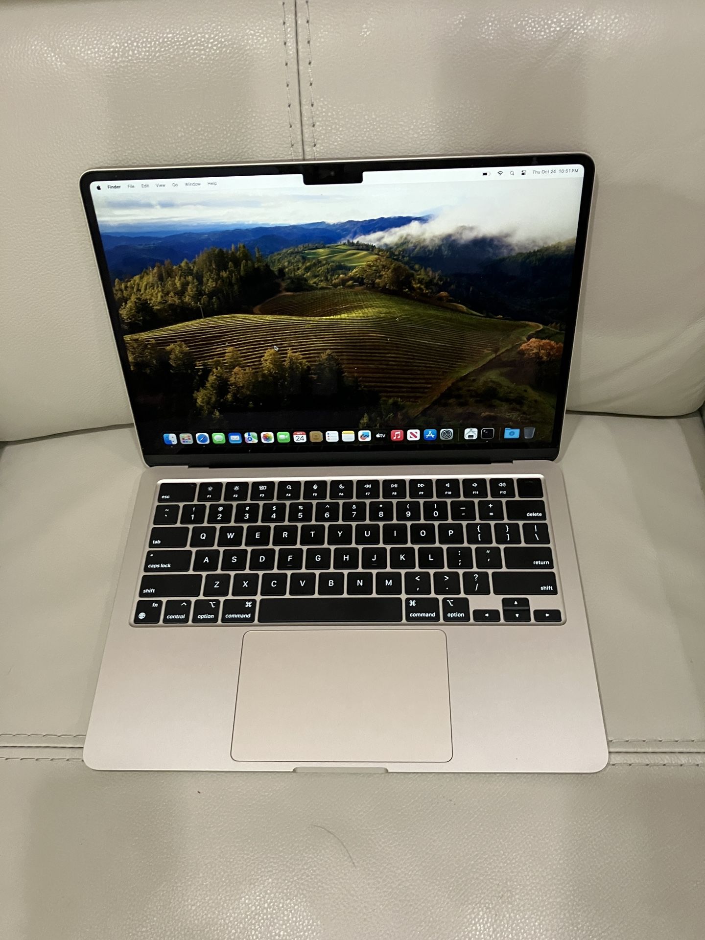 Macbook Air 13” M2 8GB/512GB like New and software for Free