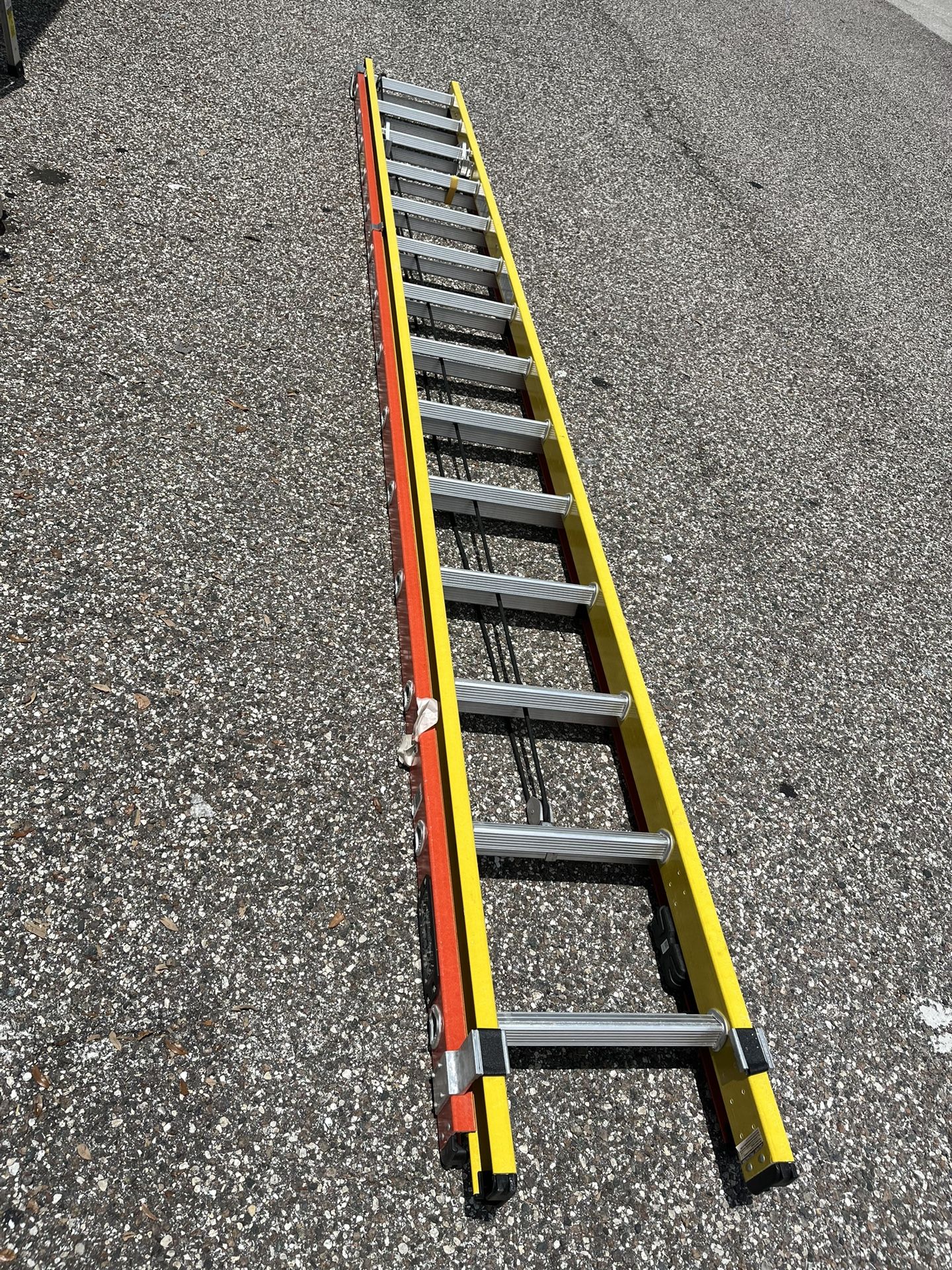 28’ Werner Fiberglass Ladder With Glidesafe New