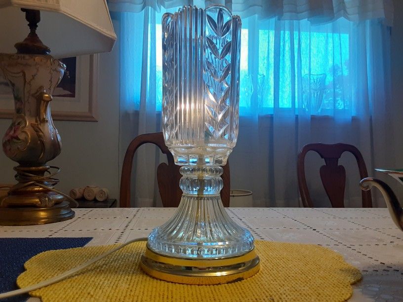 14INCHES TALL REALLY BEAUTIFUL LOOKING VINTAGE CRYSTAL GLASS LAMP