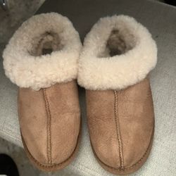 Ugg slippers Gently preloved  Size 7  Good tread left 