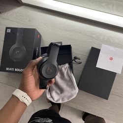 Beats Solo 3   (Brand New)