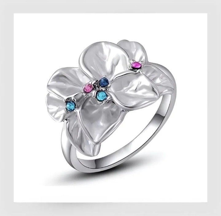 BRAND NEW IN PACKAGE LADIES GENUINE AUSTRIAN CRYSTALS SET IN SILVER FLOWER PETALS COCKTAIL PARTY RING SIZE 6