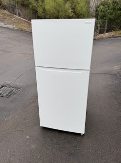 18 Cubic Insignia Refrigerator Fridge Freezer Free Local Delivery/30 Day Warranty