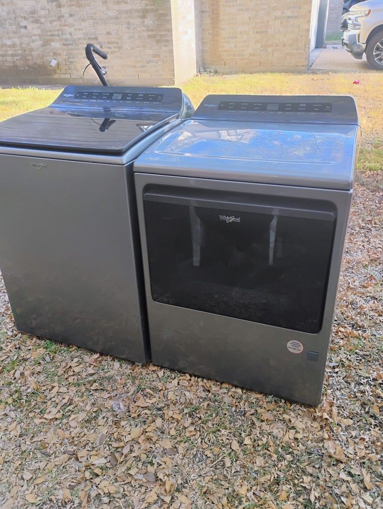 TOP LOAD WHIRLPOOL WASHER AND GAS DRYER SET 